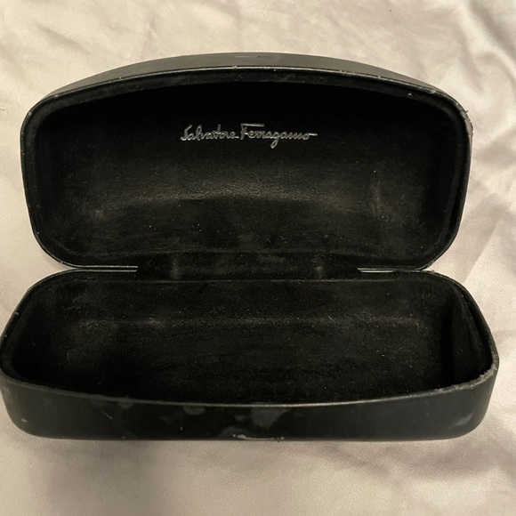 Ferragamo sunglasses with case - Picture 6 of 7